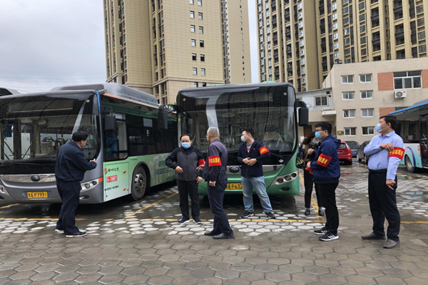 中共鄭州赫喆文化傳播有限公司黨支部開展“疫情防控常態(tài)化，為公共交通助力”志愿服務實踐活動