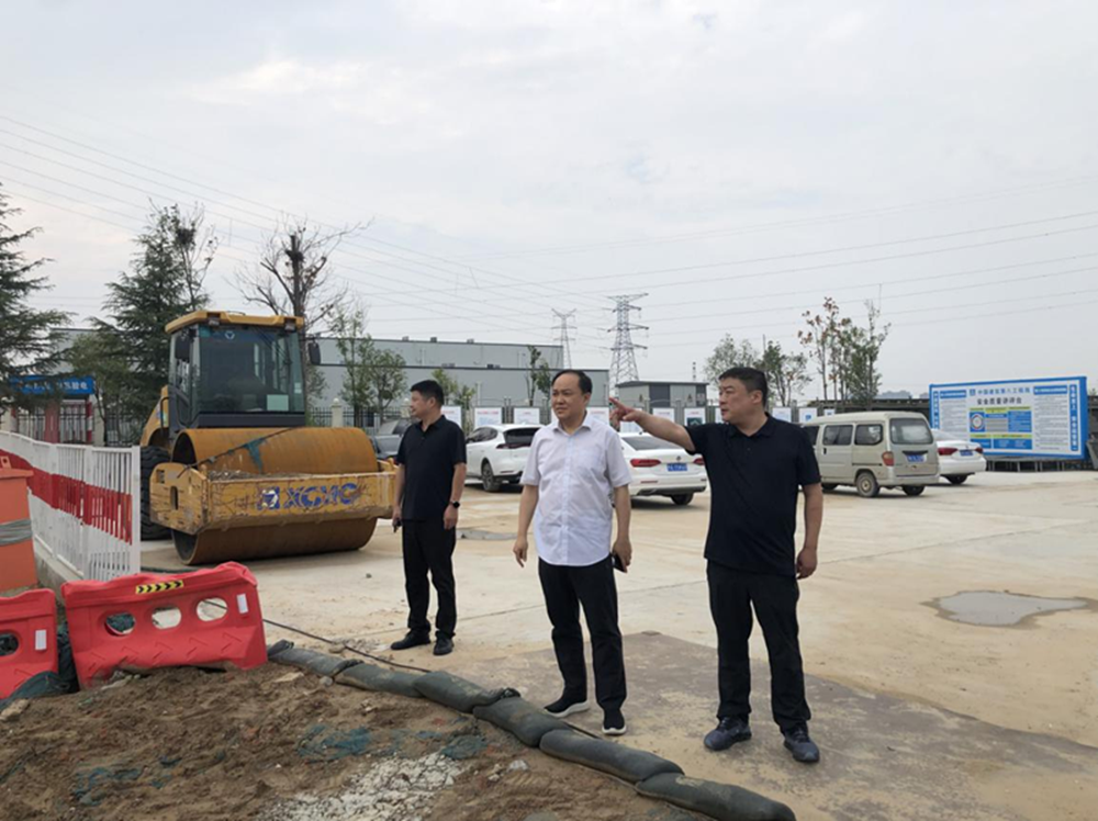 鄭州市建設(shè)投資集團(tuán)有限公司黨委委員、副總經(jīng)理張巖到侯寨新鎮(zhèn)區(qū)安置區(qū)調(diào)研項(xiàng)目建設(shè)工作